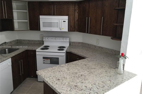 Condo in Doral, Florida, 2 bedrooms № 1989455 - photo 1