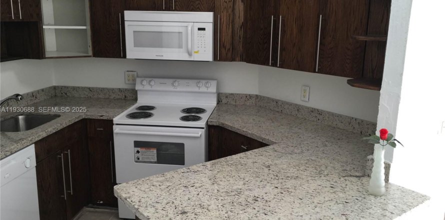 Condo in Doral, Florida, 2 bedrooms № 1989455