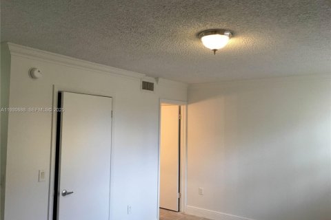 Condo in Doral, Florida, 2 bedrooms № 1989455 - photo 13