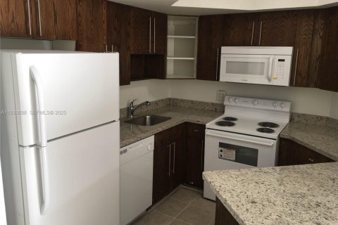 Condo in Doral, Florida, 2 bedrooms № 1989455 - photo 2