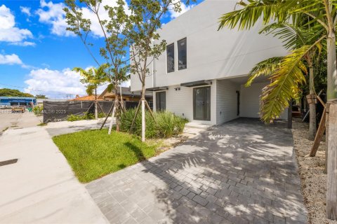 Commercial property in Miami, Florida № 1981464 - photo 1