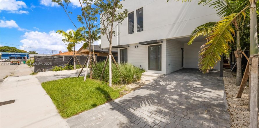 Commercial property in Miami, Florida № 1981464