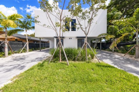 Commercial property in Miami, Florida № 1981464 - photo 2