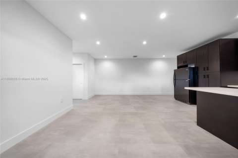 Commercial property in Miami, Florida № 1981464 - photo 9