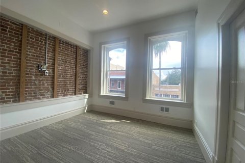 Propiedad comercial en alquiler en Tampa, Florida, 170.75 m2 № 1681174 - foto 2