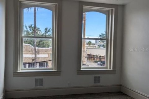 Propiedad comercial en alquiler en Tampa, Florida, 170.75 m2 № 1681174 - foto 7