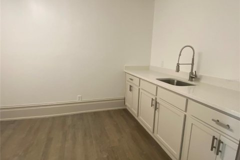 Propiedad comercial en alquiler en Tampa, Florida, 170.75 m2 № 1681174 - foto 9