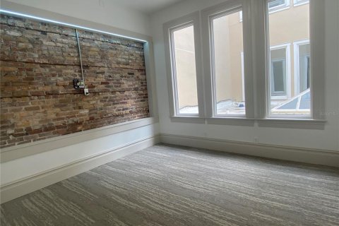 Propiedad comercial en alquiler en Tampa, Florida, 170.75 m2 № 1681174 - foto 8