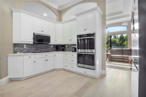House in Parkland, Florida 5 bedrooms, 306.02 sq.m. № 2267611 - photo 10