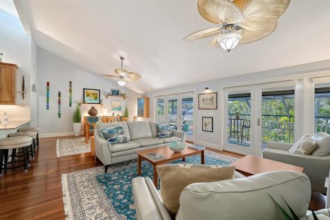 House in Sarasota, Florida 4 bedrooms, 295.43 sq.m. № 2403214 - photo 12