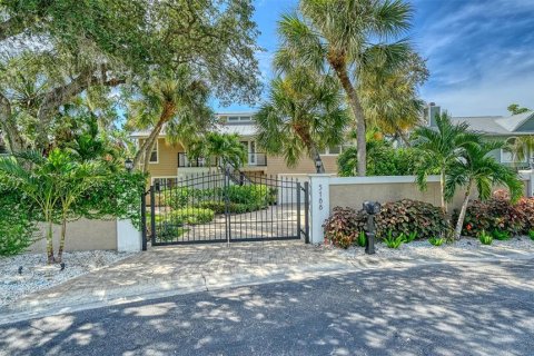 House in Sarasota, Florida 4 bedrooms, 295.43 sq.m. № 2403214 - photo 2