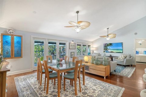 House in Sarasota, Florida 4 bedrooms, 295.43 sq.m. № 2403214 - photo 11