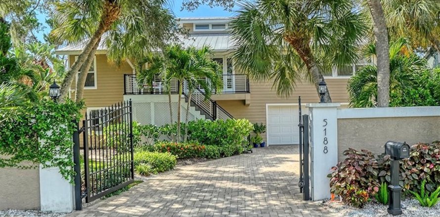 House in Sarasota, Florida 4 bedrooms, 295.43 sq.m. № 2403214