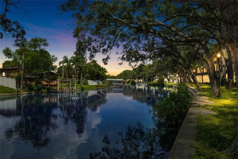 Condo in Tampa, Florida, 1 bedroom  № 1829368 - photo 2