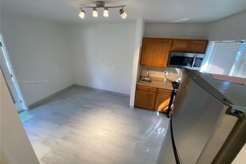 Снять в аренду квартиру в Холливуд, Флорида 46.45м2, № 1969301 - фото 2