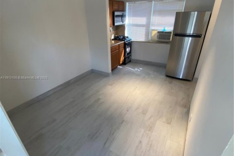 Снять в аренду квартиру в Холливуд, Флорида 46.45м2, № 1969301 - фото 5