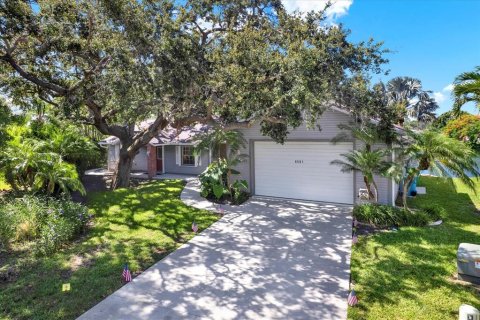 House in Seminole, Florida 3 bedrooms, 198.9 sq.m. № 1784303 - photo 1