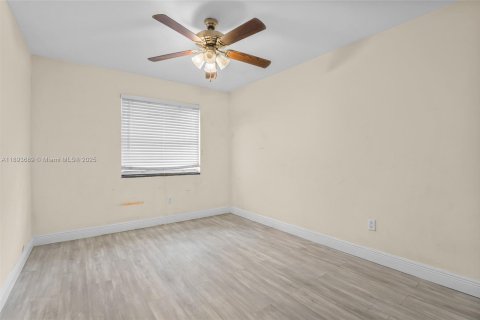 Casa en venta en Homestead, Florida, 3 dormitorios, 149.02 m2 № 1945687 - foto 16