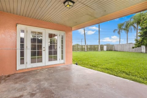 Casa en venta en Homestead, Florida, 3 dormitorios, 149.02 m2 № 1945687 - foto 21