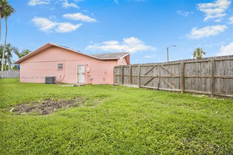 Casa en venta en Homestead, Florida, 3 dormitorios, 149.02 m2 № 1945687 - foto 23