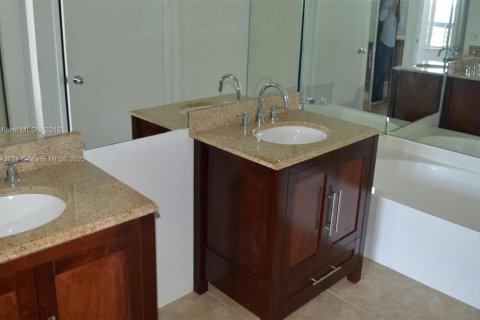 Condo in Aventura, Florida, 2 bedrooms  № 1838624 - photo 9