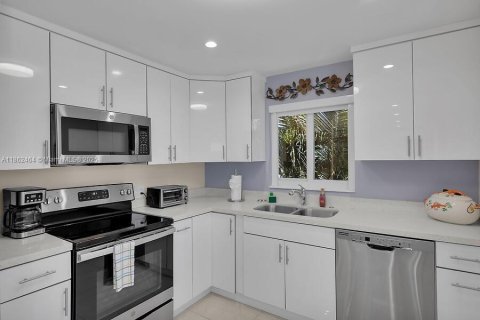 House in Islamorada, Village of Islands, Florida 2 bedrooms, 86.21 sq.m. № 1890280 - photo 15