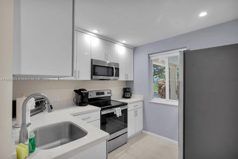 House in Islamorada, Village of Islands, Florida 2 bedrooms, 86.21 sq.m. № 1890280 - photo 30