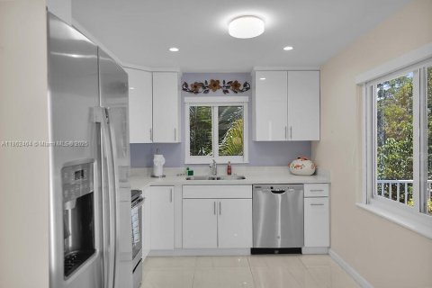 House in Islamorada, Village of Islands, Florida 2 bedrooms, 86.21 sq.m. № 1890280 - photo 13
