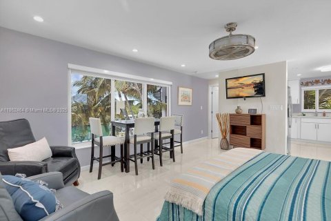 House in Islamorada, Village of Islands, Florida 2 bedrooms, 86.21 sq.m. № 1890280 - photo 10