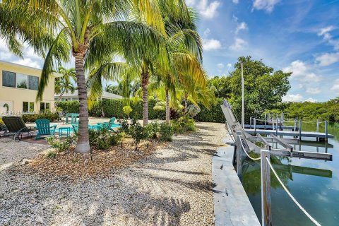 House in Islamorada, Village of Islands, Florida 2 bedrooms, 86.21 sq.m. № 1890280 - photo 24