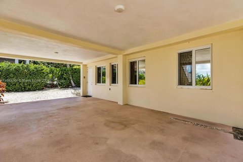 House in Islamorada, Village of Islands, Florida 2 bedrooms, 86.21 sq.m. № 1890280 - photo 5