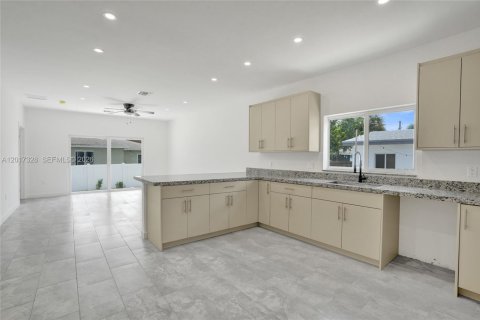 House in Fort Lauderdale, Florida 3 bedrooms № 2189413 - photo 8