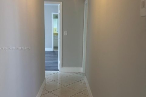 House in Hollywood, Florida 3 bedrooms, 121.05 sq.m. № 1928577 - photo 4