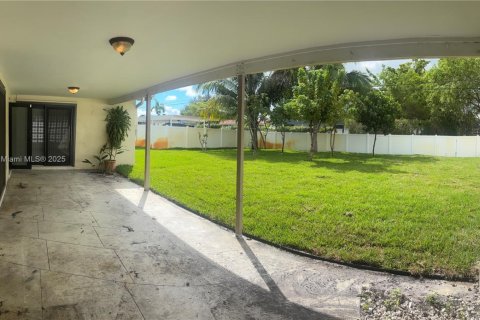 House in Hollywood, Florida 3 bedrooms, 121.05 sq.m. № 1928577 - photo 10