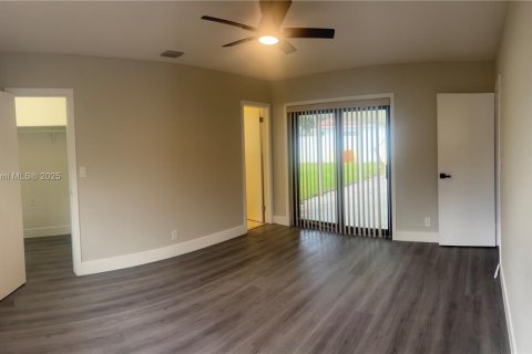 House in Hollywood, Florida 3 bedrooms, 121.05 sq.m. № 1928577 - photo 5