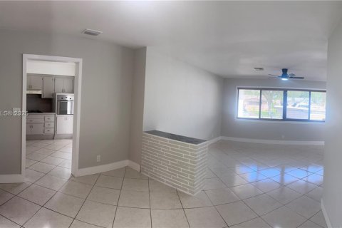 House in Hollywood, Florida 3 bedrooms, 121.05 sq.m. № 1928577 - photo 3