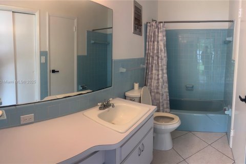 House in Hollywood, Florida 3 bedrooms, 121.05 sq.m. № 1928577 - photo 12