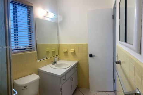 House in Hollywood, Florida 3 bedrooms, 121.05 sq.m. № 1928577 - photo 14