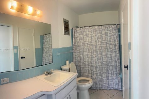 House in Hollywood, Florida 3 bedrooms, 121.05 sq.m. № 1928577 - photo 13