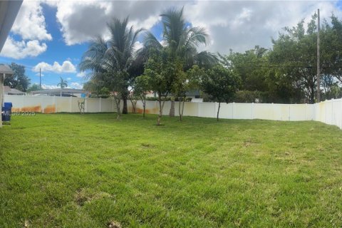 House in Hollywood, Florida 3 bedrooms, 121.05 sq.m. № 1928577 - photo 11