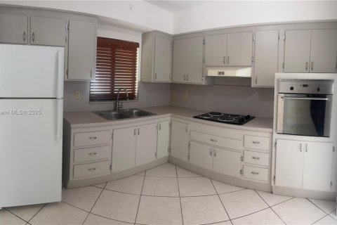 House in Hollywood, Florida 3 bedrooms, 121.05 sq.m. № 1928577 - photo 8