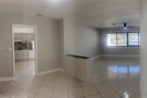 House in Hollywood, Florida 3 bedrooms, 121.05 sq.m. № 1928577 - photo 2