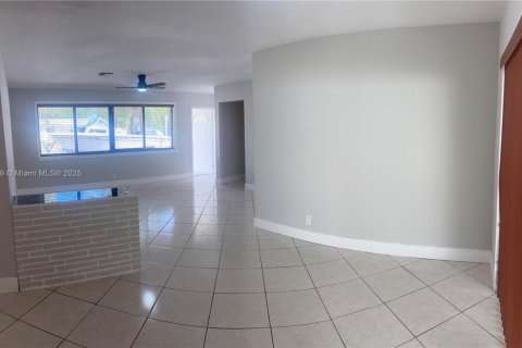 House in Hollywood, Florida 3 bedrooms, 121.05 sq.m. № 1928577 - photo 1