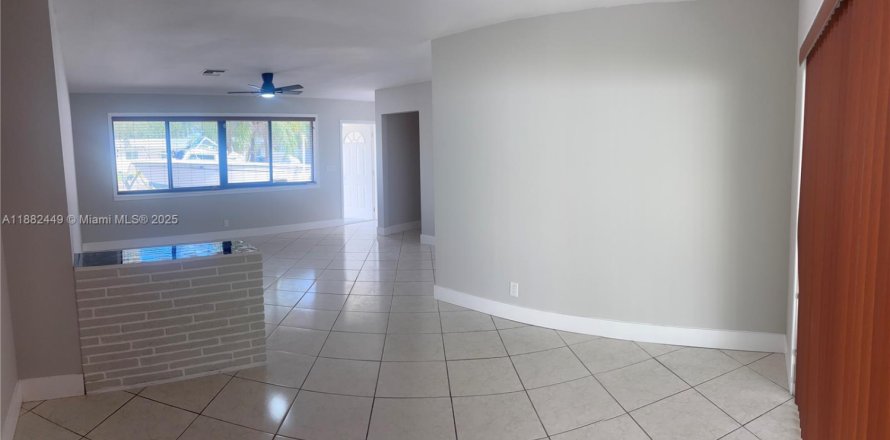 House in Hollywood, Florida 3 bedrooms, 121.05 sq.m. № 1928577