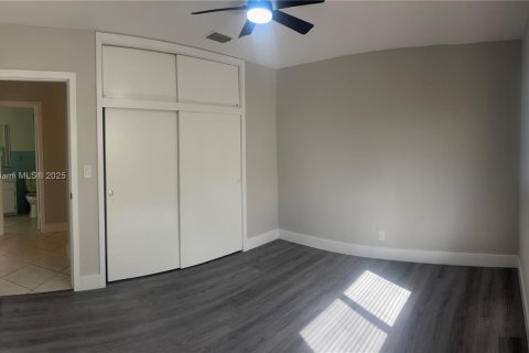 House in Hollywood, Florida 3 bedrooms, 121.05 sq.m. № 1928577 - photo 6