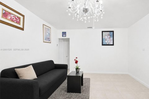 Villa ou maison à vendre à Miami, Floride: 5 chambres № 2191356 - photo 7