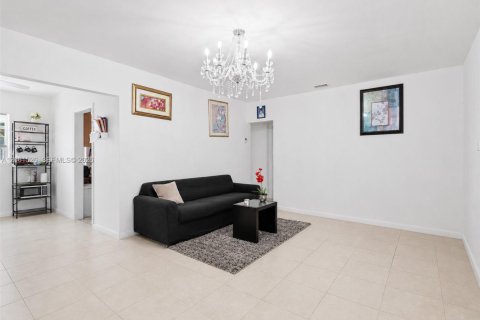 Villa ou maison à vendre à Miami, Floride: 5 chambres № 2191356 - photo 9