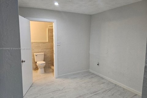 Immobilier commercial à louer à Florida City, Floride: 1 chambre, 120.31 m2 № 1956790 - photo 1