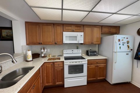 Condo in Jensen Beach, Florida, 2 bedrooms  № 2175389 - photo 11