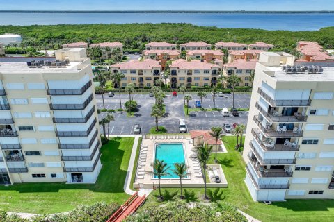 Condo in Jensen Beach, Florida, 2 bedrooms  № 2175389 - photo 30